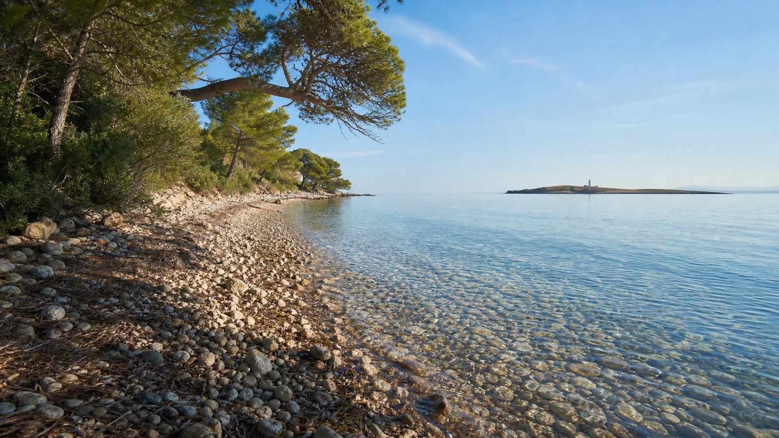 KI-generiertes Stimmungsbild eines Kiesel- und Steinstrands mit klarem Wasser, Pinien und kleiner Leuchtturminsel im Stil von Alcanada