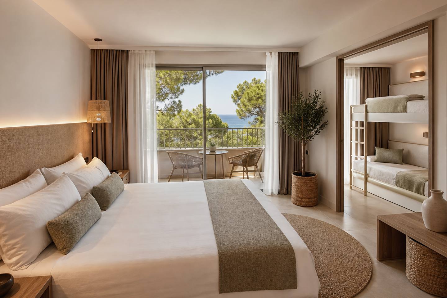 KI-generiertes redaktionelles Stimmungsbild eines mediterranen Hotelzimmers für den Hotelcheck des ALLSUN  HOTEL MARENA BEACH in Platja De Palma