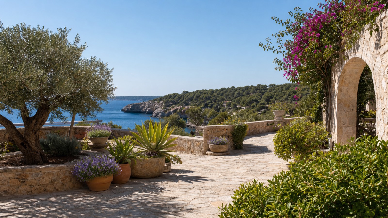 KI-generiertes Mallorca-Stimmungsbild eines mediterranen Hotel-Außenbereichs für den Hotelcheck des AluaSun Cala Antena in Cales De Mallorca