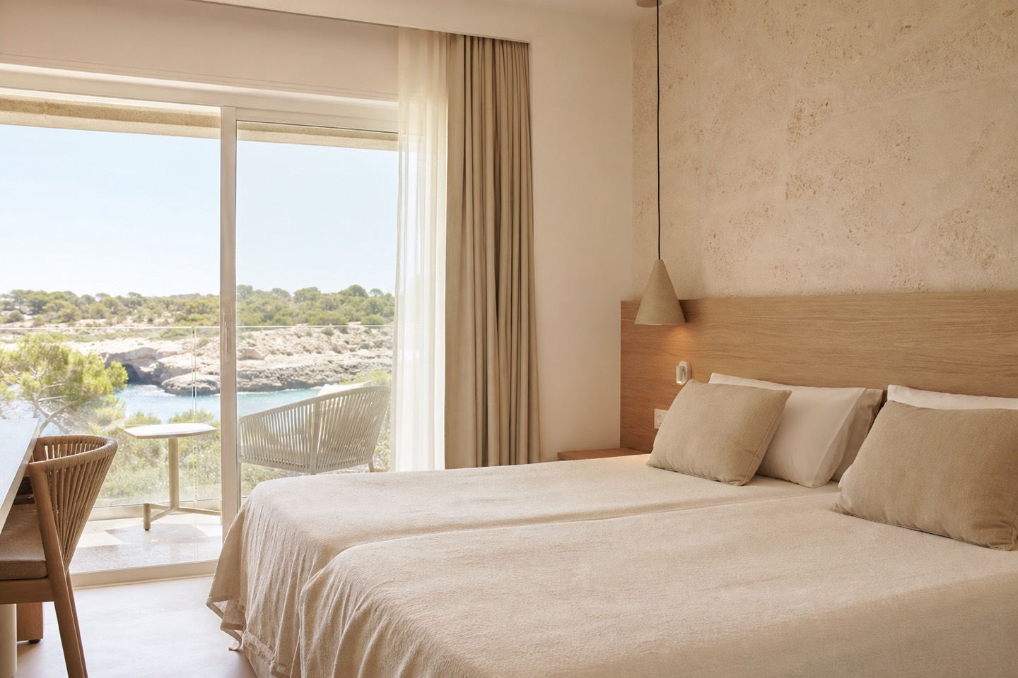 KI-generiertes redaktionelles Stimmungsbild eines mediterranen Hotelzimmers für den Hotelcheck des AluaSun Cala Antena in Cales De Mallorca