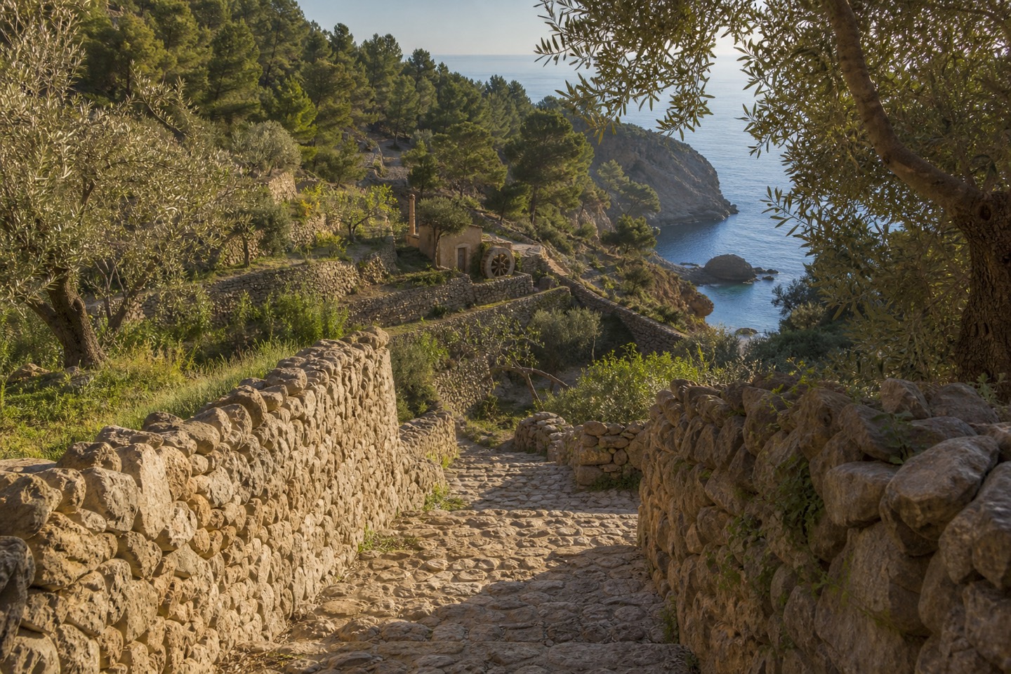 KI-generiertes Stimmungsbild eines gepflasterten Fußwegs durch Trockenstein-Terrassen zur Cala Deià