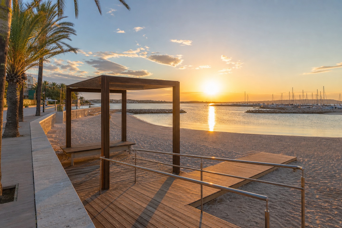 KI-generiertes Stimmungsbild einer Strandpromenade mit Holzsteg, Rampe, Schattenplatz, ruhiger Badebucht und Marina an der Cala Estància