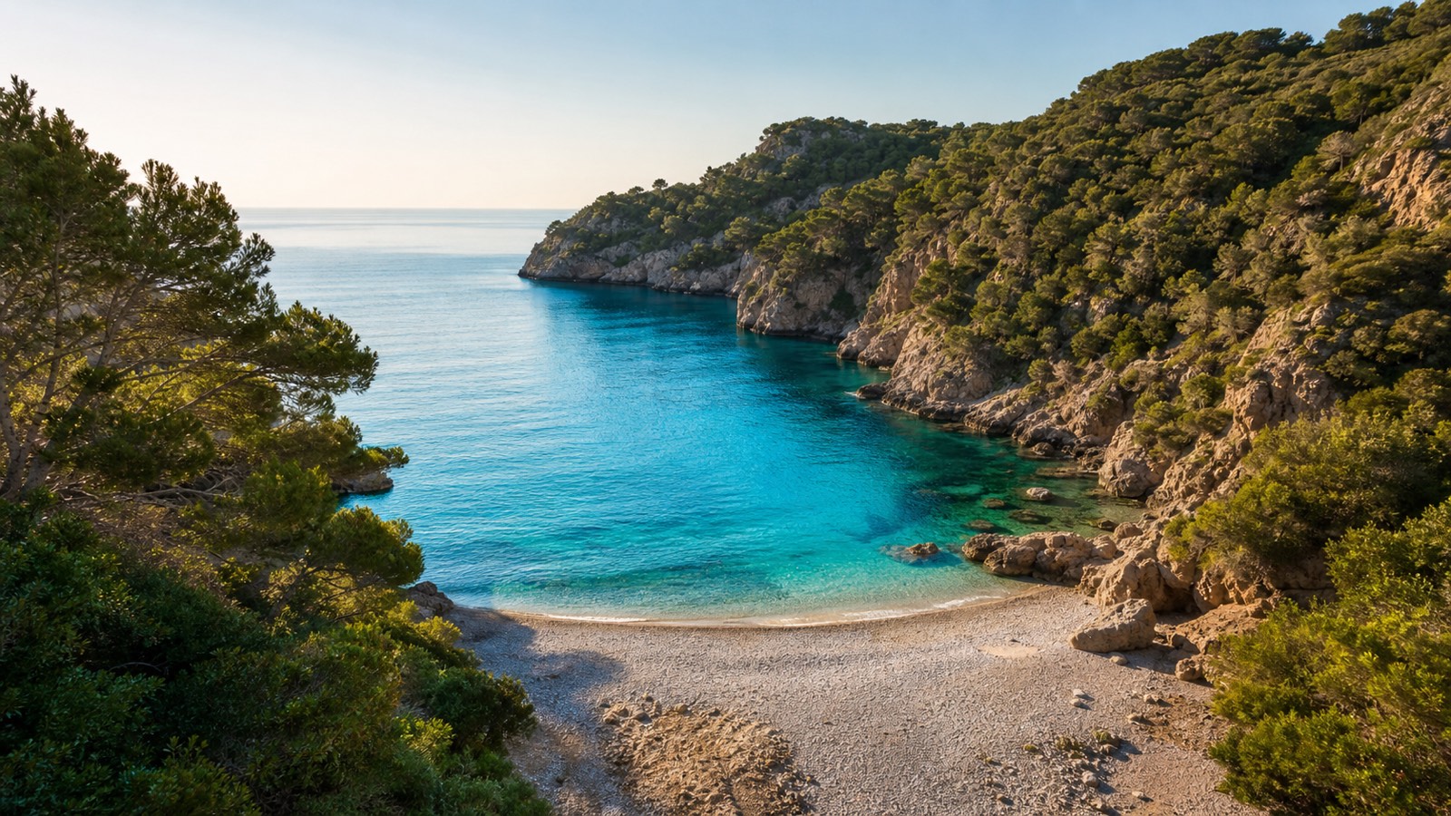 KI-generiertes Stimmungsbild einer geschützten Kies- und Sandbucht im Stil der Cala Murta mit Pinien, Steineichen und klarem Wasser