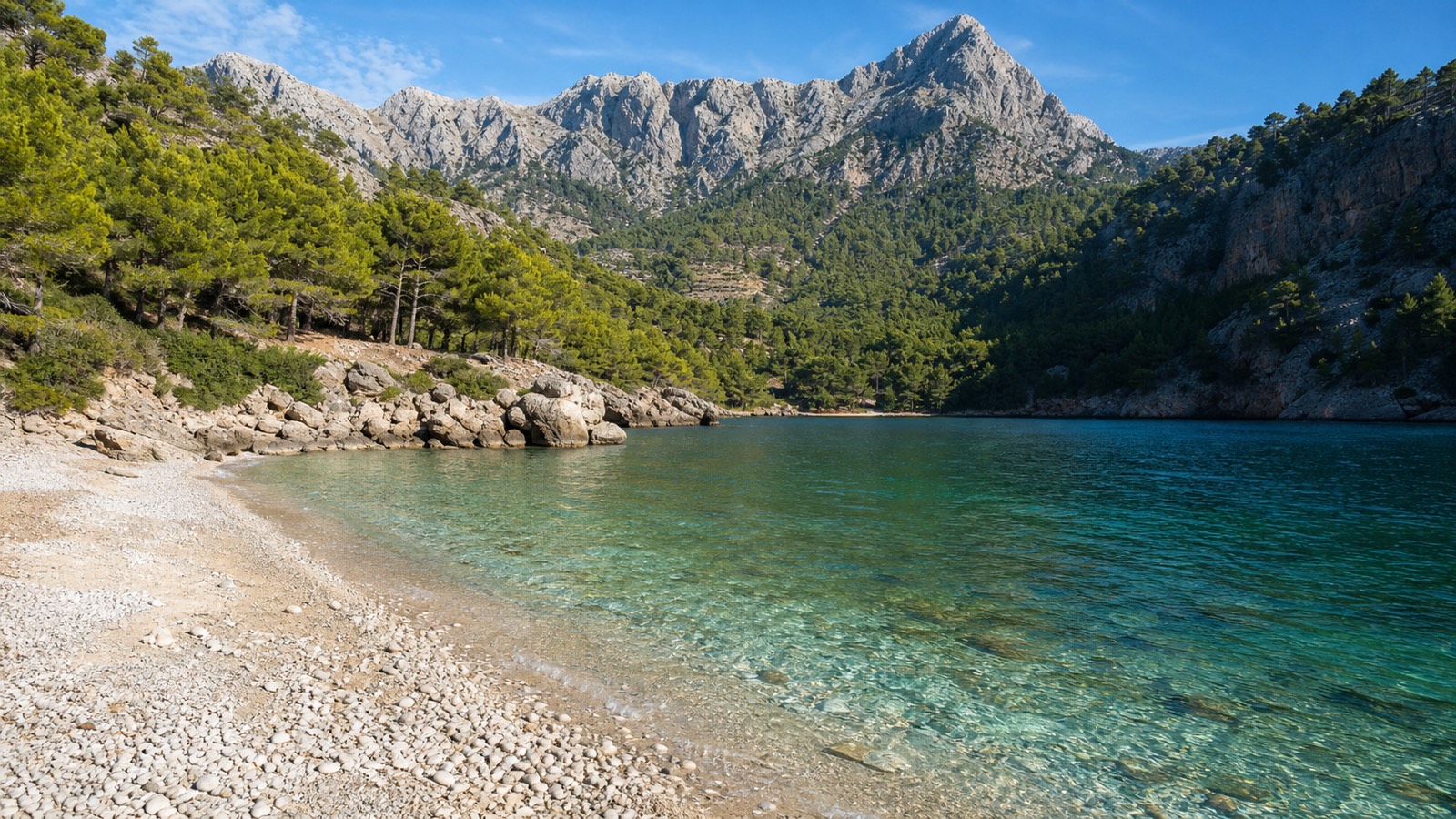 KI-generiertes Stimmungsbild der Cala Tuent mit Sand, Kies, klarem Wasser, Kiefern und Puig-Major-Kulisse