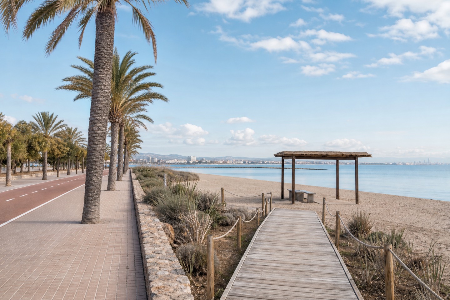 KI-generiertes Stimmungsbild einer palmenbestandenen Strandpromenade mit Radweg, Holzsteg und schattigem Ruheplatz am Can Pere Antoni