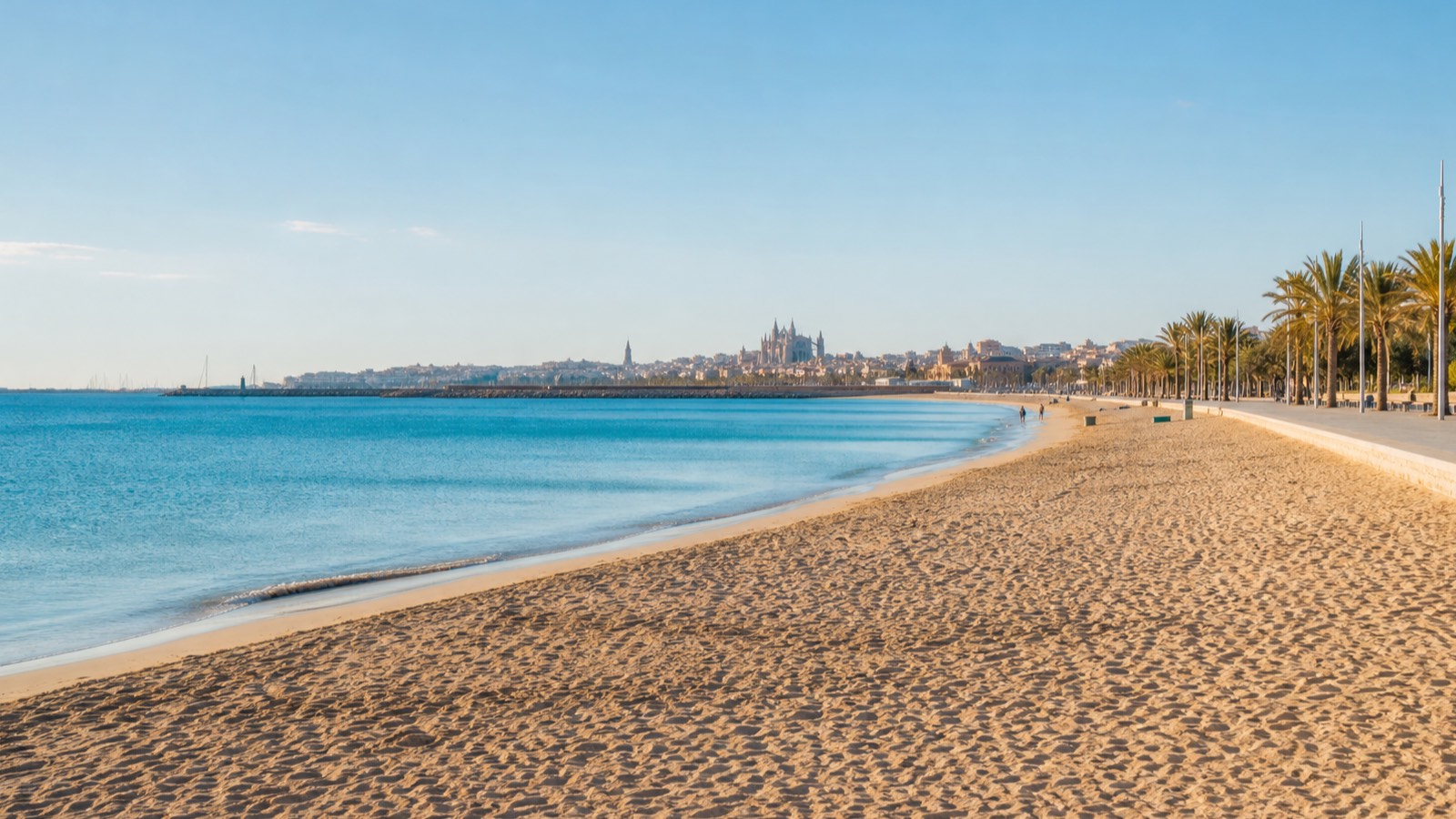 KI-generiertes Stimmungsbild des urbanen Sandstrands Can Pere Antoni mit ruhigem Meer, Palmenpromenade und entfernter Skyline von Palma