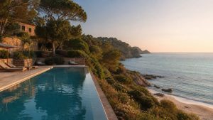KI-generierte Klippenpool-Stimmung für das Can Simoneta in Canyamel mit historischem Naturstein, mediterranem Garten und Meerblick