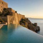 KI-Stimmungsbild für das Cap Rocat mit historischer Küstenfestung, Infinitypool und Blick über die Bucht von Palma