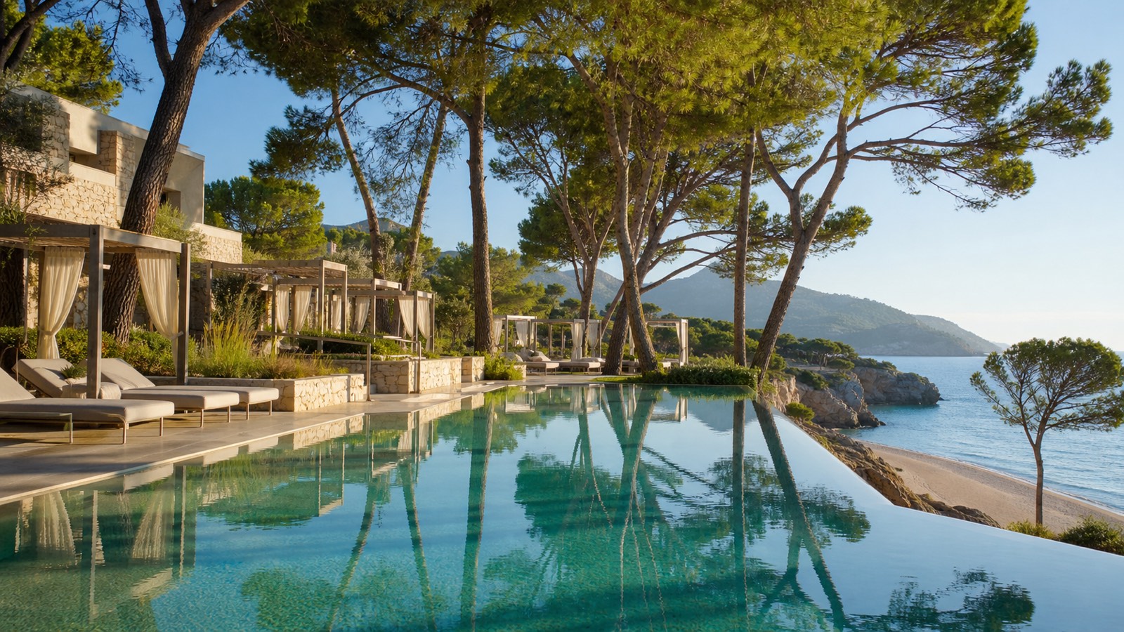 KI-Stimmungsbild für das Four Seasons Resort Mallorca at Formentor mit Infinitypool, Pinien und Blick auf die türkisfarbene Bucht