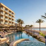 KI-Visualisierung für Grupotel Acapulco Playa mit Adults-Only-Pool und Strandpromenade an der Playa de Palma