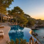 KI-Visualisierung für Grupotel Aguait Resort und Spa mit Meerblickpool an einer felsigen Bucht bei Cala Ratjada