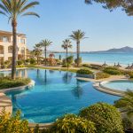 KI-Visualisierung für Grupotel Los Príncipes und Spa mit Familienpool, Kinderbecken und Strand an der Playa de Muro