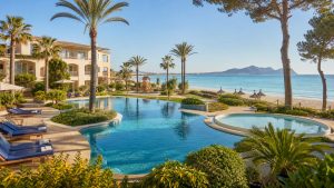 KI-Visualisierung für Grupotel Los Príncipes und Spa mit Familienpool, Kinderbecken und Strand an der Playa de Muro