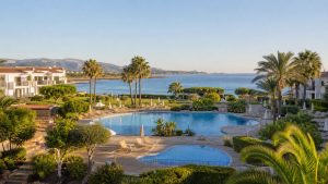 KI-Stimmungsbild für Grupotel Mallorca Mar mit Familienpool, Kinderpool, Garten und Küstenblick bei Cala Bona