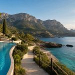 KI-generiertes Stimmungsbild mit Luxushotel-Pool, türkisfarbener Cala und Tramuntana-Bergen für das Grupotel Molins in Cala Sant Vicenç