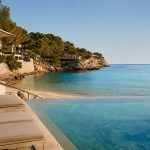 KI-Stimmungsbild für Grupotel Playa Camp de Mar mit Poolterrasse und mediterraner Bucht auf Mallorca