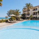 KI-generiertes Stimmungsbild für Hipotels Bahía Grande mit Außenpool, separatem Kinderpool und Strandnähe in Cala Millor