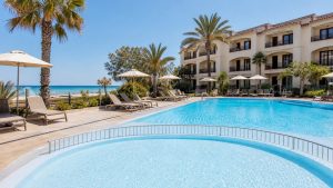 KI-generiertes Stimmungsbild für Hipotels Bahía Grande mit Außenpool, separatem Kinderpool und Strandnähe in Cala Millor