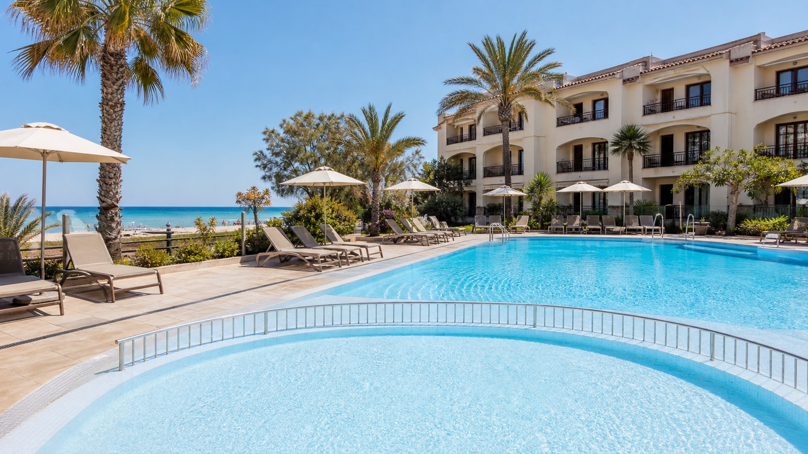 KI-generiertes Stimmungsbild für Hipotels Bahía Grande mit Außenpool, separatem Kinderpool und Strandnähe in Cala Millor