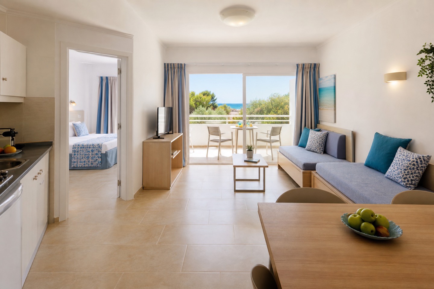 KI-Stimmungsbild für das Hipotels Cala Millor Park mit Apartment, separatem Schlafzimmer, Wohnbereich, Schlafsofas und Küche