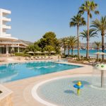 KI-Stimmungsbild für das Hipotels Cala Millor Park mit Außenpool, separatem Kinderbereich und Mallorca-Strand