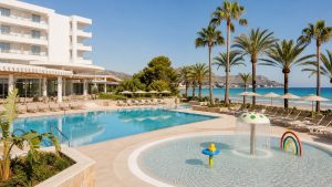 KI-Stimmungsbild für das Hipotels Cala Millor Park mit Außenpool, separatem Kinderbereich und Mallorca-Strand