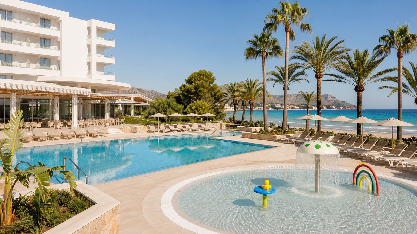 KI-Stimmungsbild für das Hipotels Cala Millor Park mit Außenpool, separatem Kinderbereich und Mallorca-Strand