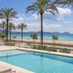 KI-Stimmungsbild für Hipotels Don Juan mit Pool, Strandpromenade und Mittelmeer in Cala Millor