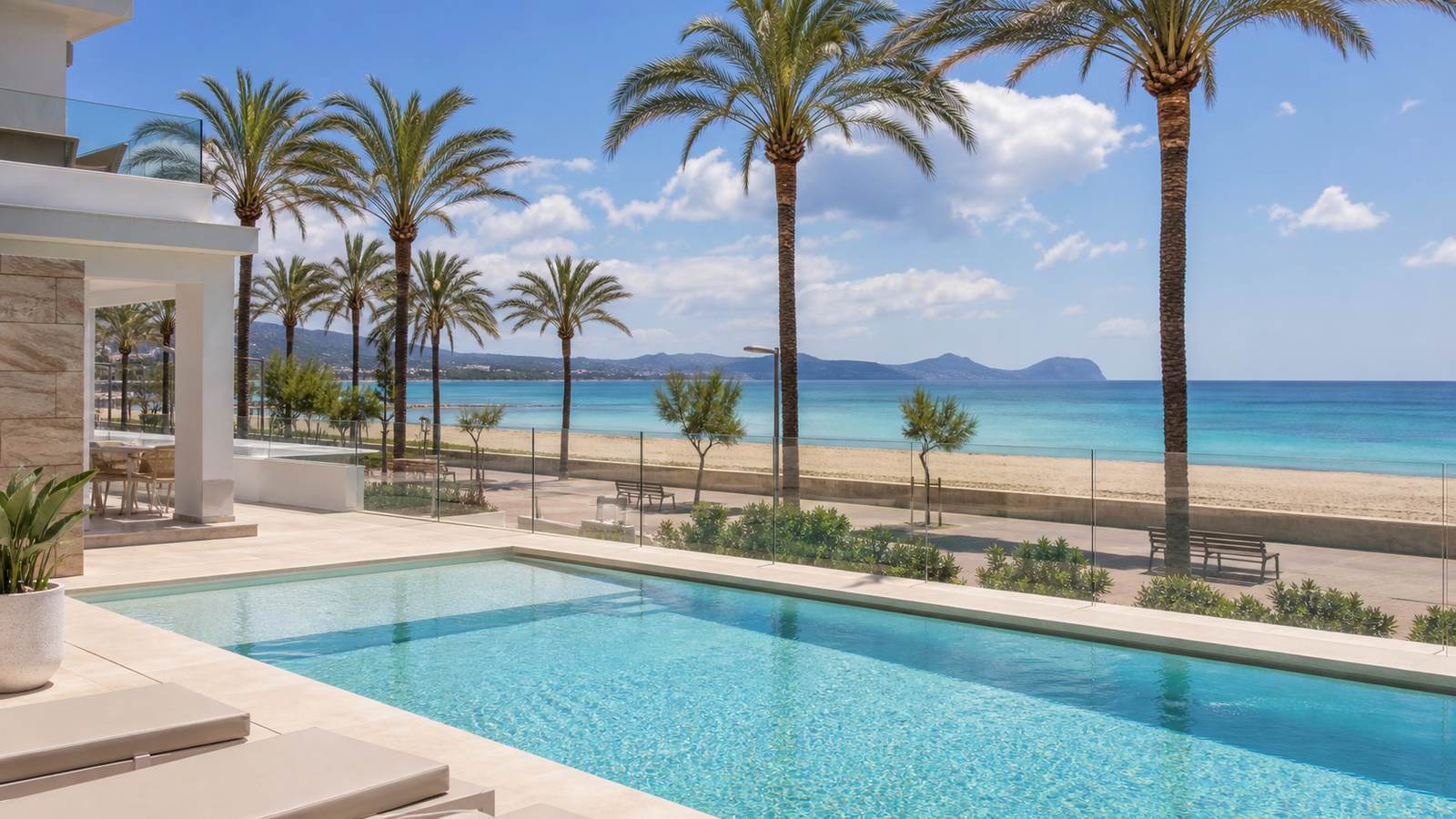 KI-Stimmungsbild für Hipotels Don Juan mit Pool, Strandpromenade und Mittelmeer in Cala Millor