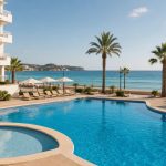 KI-Stimmungsbild für das Hipotels Dunas Cala Millor mit Außenpool, Kinderbecken, Sonnenterrasse und direkter Meereslage