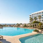 KI-Visualisierung für Hipotels Gran Playa de Palma mit großer Poollandschaft und mediterraner Hotelarchitektur