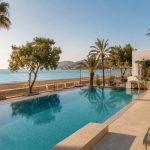 KI-Stimmungsbild für das Hipotels Hipocampo mit mediterranem Pool, Promenade und Strand von Cala Millor