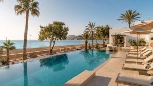 KI-Stimmungsbild für das Hipotels Hipocampo mit mediterranem Pool, Promenade und Strand von Cala Millor