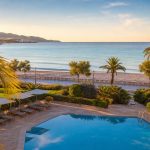 KI-Stimmungsbild für Hipotels Hipocampo Playa mit Poolgarten, Promenade und Strand von Cala Millor