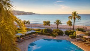 KI-Stimmungsbild für Hipotels Hipocampo Playa mit Poolgarten, Promenade und Strand von Cala Millor