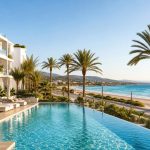 KI-Visualisierung für Hipotels Mediterráneo mit Pool, Palmengarten und direktem Blick auf den Strand von Sa Coma