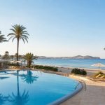 KI-generiertes Stimmungsbild einer Poolanlage direkt am Strand von Cala Millor für den Hipotels Mercedes Hotelcheck
