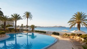 KI-generiertes Stimmungsbild einer Poolanlage direkt am Strand von Cala Millor für den Hipotels Mercedes Hotelcheck