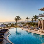 KI-Visualisierung für Hipotels Playa de Palma Palace mit luxuriösem Pool, Rooftop und Blick Richtung Bucht von Palma