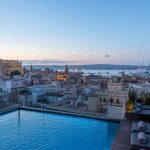 KI-generiertes Stimmungsbild für Hotel Saratoga mit Rooftop-Pool und Blick über Palma zur Kathedrale und Bucht