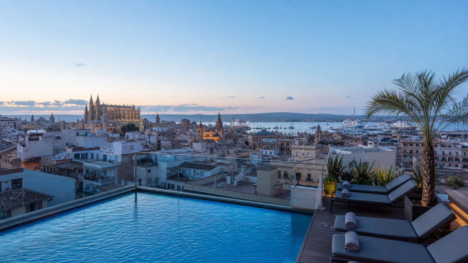 KI-generiertes Stimmungsbild für Hotel Saratoga mit Rooftop-Pool und Blick über Palma zur Kathedrale und Bucht