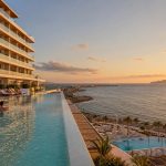 KI-Visualisierung für Iberostar Selection Es Trenc mit Rooftop-Pool und weitem Meerblick