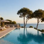 KI-generierte ruhige Poollandschaft eines Adults-Only-Hotels an der Playa de Palma