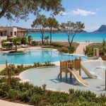 KI-generierter Pool und Kinder-Wasserbereich mit direktem Zugang zur Playa de Muro