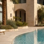 KI-generiertes Stimmungsbild einer eleganten Poolanlage auf Mallorca