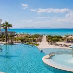 KI-generierter Familienpool mit direktem Zugang zum Sandstrand der Playa de Muro