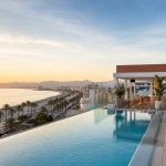 KI-generierter Rooftop-Infinitypool mit Blick auf die Playa de Palma