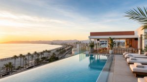KI-generierter Rooftop-Infinitypool mit Blick auf die Playa de Palma