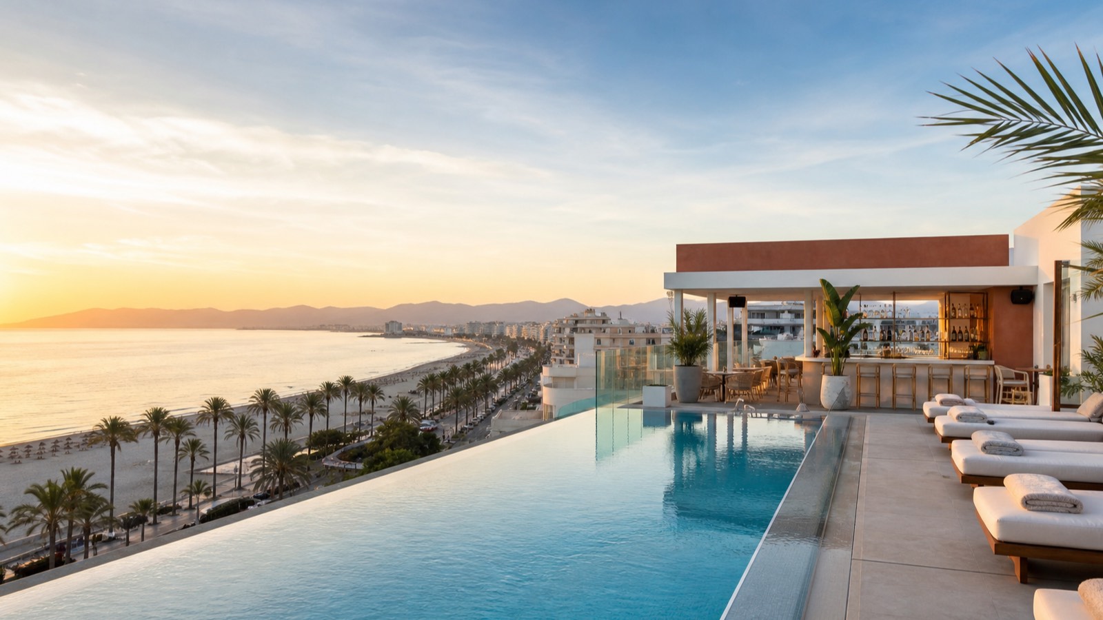 KI-generierter Rooftop-Infinitypool mit Blick auf die Playa de Palma