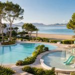KI-Stimmungsbild für Iberostar Waves Ciudad Blanca mit Familienpool, Rutschenbereich und Sandstrand in Port d’Alcúdia